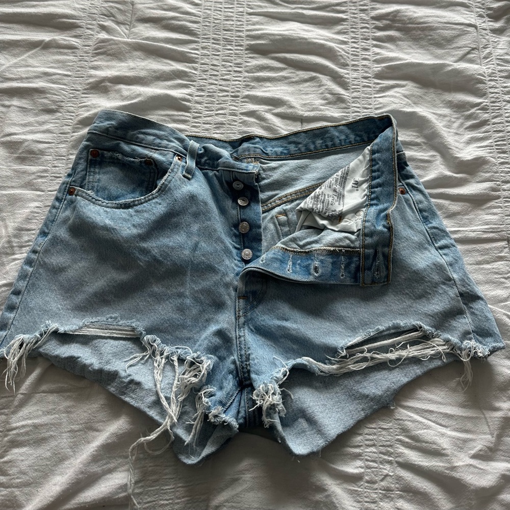 Light wash Levi shorts